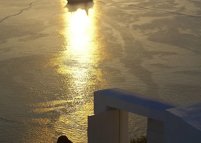 Adamant Fira (Santorini)